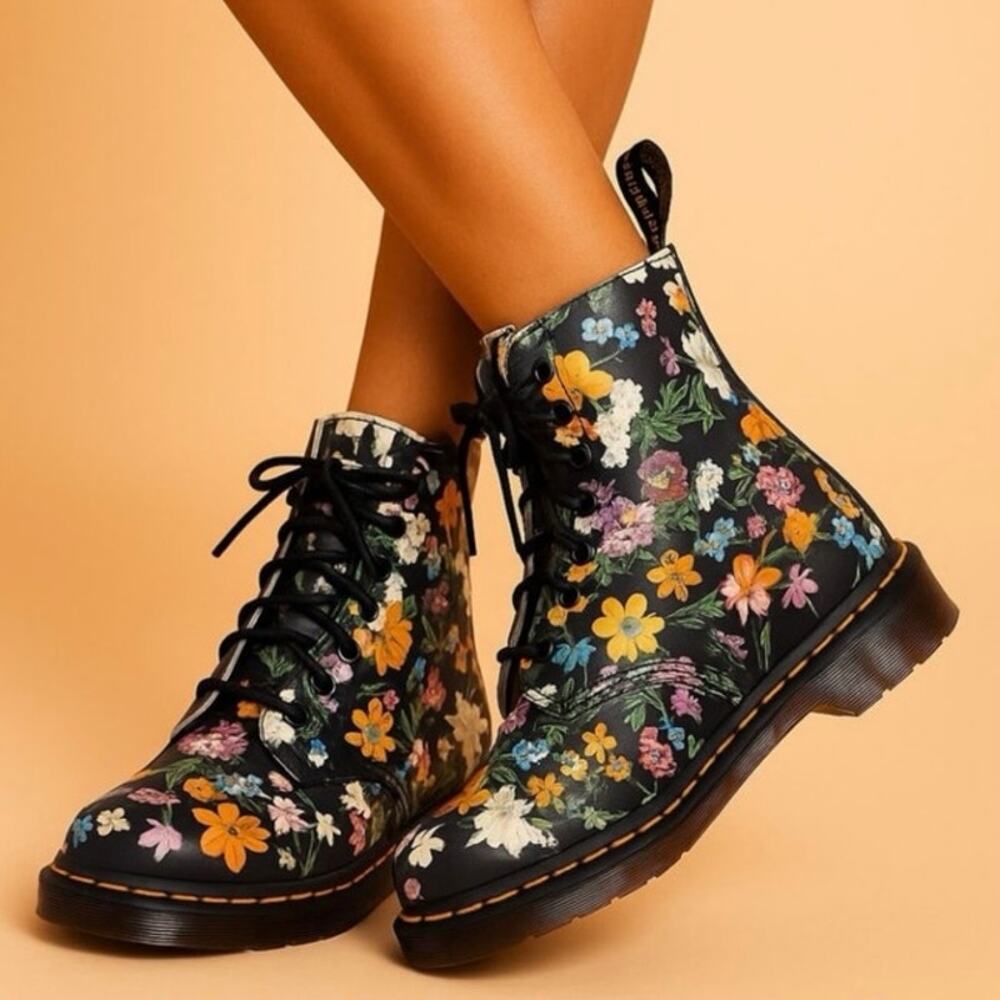 NEW Dr Martens Pascal Floral 8 Eye Black Boots Women’s 7 Rare‎ Print Flower Lace